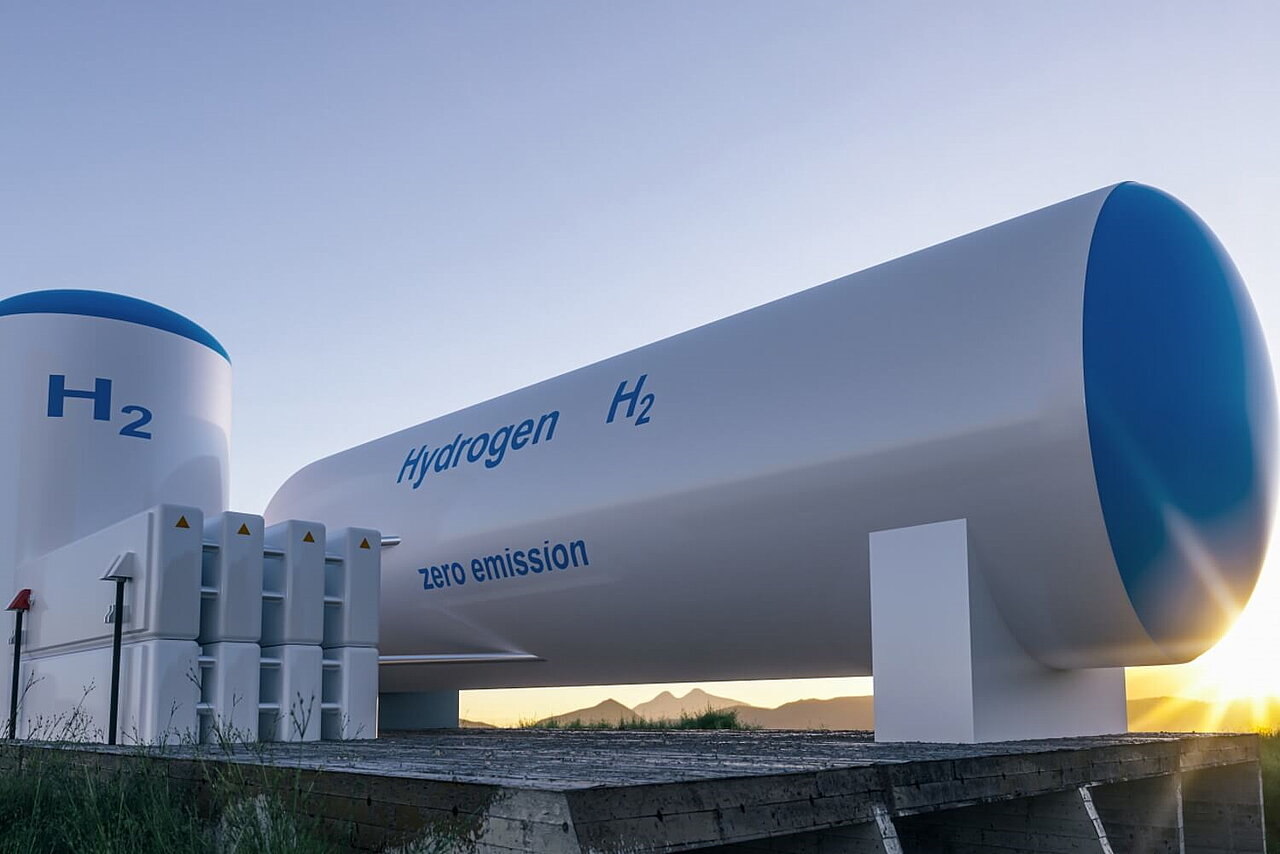 Wasserstofftank und Elektrolyseur stehen auf Wiese